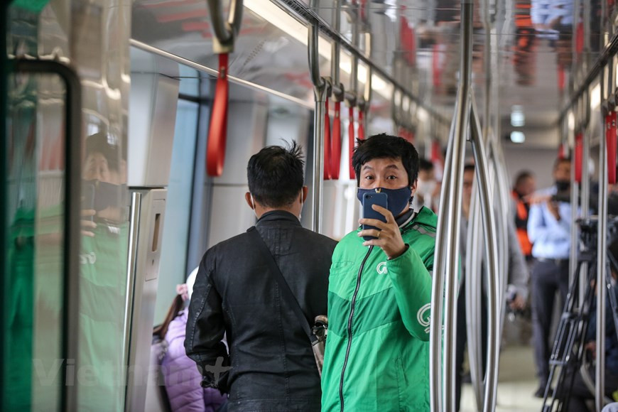 Vu Thê Bac, un résidant de l’arrondissement de Bac Tu Liêm à Hanoi, est venu bientôt faire la queue pour visiter ce projet. Il a exprimé sa joie de voir ce projet s’achever le plutôt que prévu. Le premier des 10 trains de la ligne No3 de la ligne ferroviaire de Hanoi est arrivé au port de Hai Phong le 18 octobre 2020. La cérémonie de réception du train a enregistré la présence de représentants de Hanoi, du Comité de gestion des chemins de fer urbain de Hanoï, de l’Ambassade de France au Vietnam, de l’Agence française de développement et des équipes d’Alstom. L’arrivée au Vietnam du premier train, assemblé à l’usine Alstom de Valenciennes en France, marque une étape importante pour le succès de ce projet. Photo : VietnamPlus