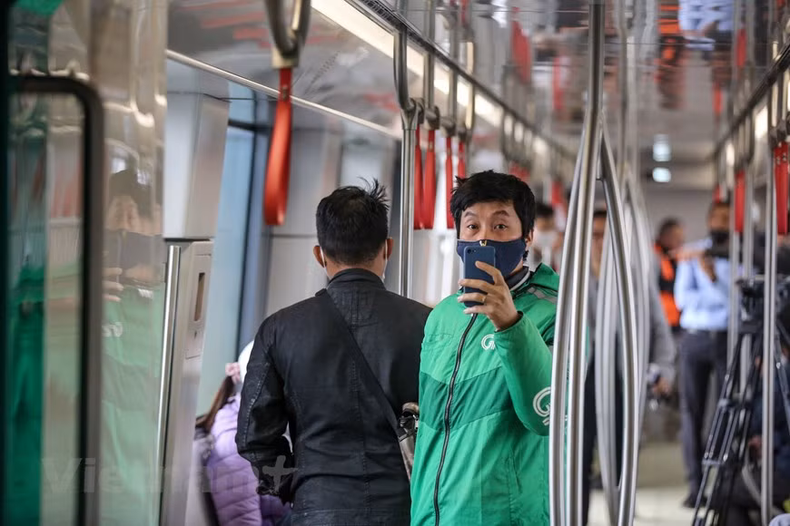 Vu Thê Bac, un résidant de l’arrondissement de Bac Tu Liêm à Hanoi, est venu bientôt faire la queue pour visiter ce projet. Il a exprimé sa joie de voir ce projet s’achever le plutôt que prévu. Le premier des 10 trains de la ligne No3 de la ligne ferroviaire de Hanoi est arrivé au port de Hai Phong le 18 octobre 2020. La cérémonie de réception du train a enregistré la présence de représentants de Hanoi, du Comité de gestion des chemins de fer urbain de Hanoï, de l’Ambassade de France au Vietnam, de l’Agence française de développement et des équipes d’Alstom. L’arrivée au Vietnam du premier train, assemblé à l’usine Alstom de Valenciennes en France, marque une étape importante pour le succès de ce projet. Photo : VietnamPlus