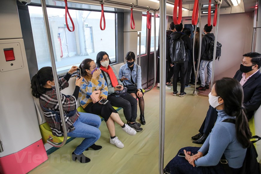 Le projet de ligne ferroviaire urbaine N°3 utilise 10 trains spécialement conçus par le constructeur français Alstom. Nommés « Itinéraire vert », les trains se composent de trois couleurs : vert, rose-rouge et blanc. Sur la partie avant du train, figure le graphique de Pavillon de la Constellation de la littérature (Khuê Van Cac ), créant une marque distinctive de la capitale. Les trains fonctionnent en continu sur des voies ferrées à écartement standard (1 435 mm). Ils sont construits avec des matériaux en alliage d'aluminium légers, durables et respectueux de l'environnement. Ils sont conçus selon les dernières normes européennes avec un style luxueux, moderne, et recherché pour répondre aux besoins des Vietnamiens. Photo : VietnamPlus