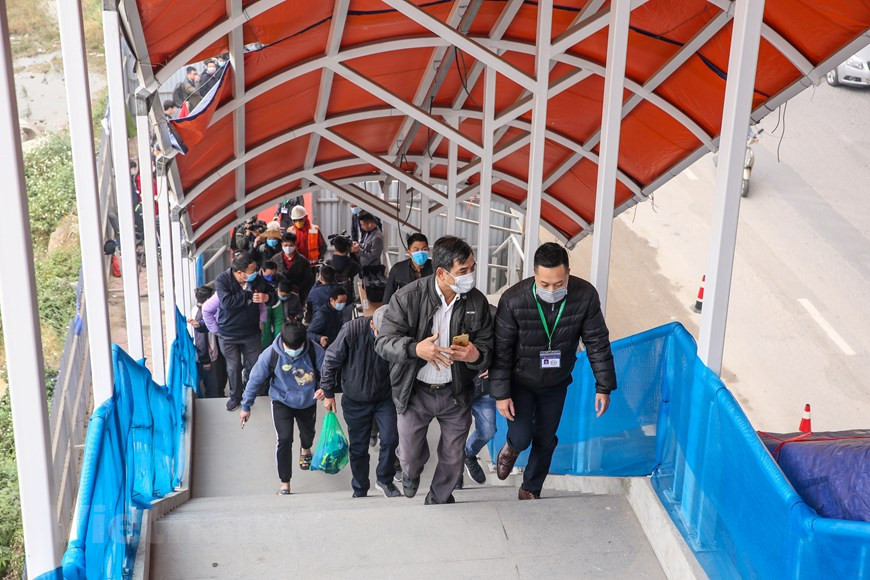 Le Comité d’organisation a présenté aux visiteurs le projet de ligne ferroviaire urbaine No3. Le tronçon Nhôn - gare de Hanoï relevant du projet de ligne ferroviaire urbaine N°3 représente un investissement total de 1.176 millions d'euros financés sous forme d'aide publique au développement (APD).Une fois opérationnelle, la ligne devrait transporter 8.600 passagers par heure et par direction. Sa capacité sera augmentée progressivement dans les 10 ans après sa mise en service. Selon le Comité de gestion, le projet de ligne ferroviaire urbain N° 3 utilise 10 trains. Ils sont conçus et fabriqués par le constructeur français Alstom. Le premier train est arrivé au port de Hai Phong le 18 octobre 2020. Photo : VietnamPlus