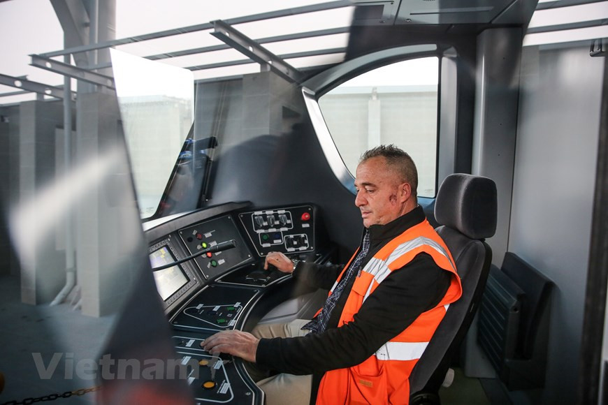 Chaque train se compose de quatre voitures. Le train peut rouler à une vitesse de commerciale de 35 km par heure. La vitesse conçue est de 80 km par heure. A Hanoi, le nombre de voitures a été multiplié par trente en dix ans. L'Agence française de développement (AFD) soutient Hanoï dans le développement du réseau de transport public pour faciliter la circulation des habitants et lutter contre la pollution en versant des fonds dans la construction d'une ligne ferroviaire. C'est la ligne ferroviaire urbaine de Hanoi. L’AFD a investi dans le tronçon Nhôn (en banlieu de Hanoi) – gare de Hanoi qui est considérée comme tronçon pilote. Photo : VietnamPlus 