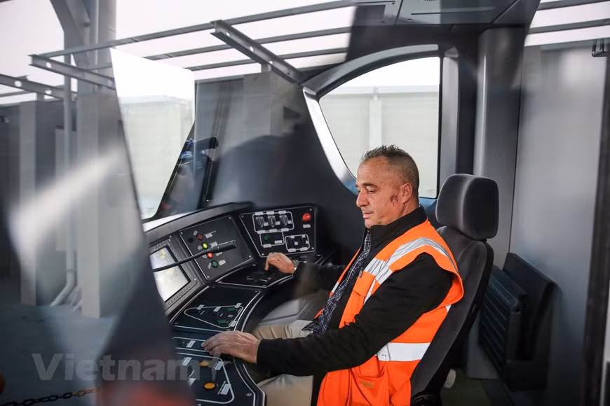 Chaque train se compose de quatre voitures. Le train peut rouler à une vitesse de commerciale de 35 km par heure. La vitesse conçue est de 80 km par heure. A Hanoi, le nombre de voitures a été multiplié par trente en dix ans. L'Agence française de développement (AFD) soutient Hanoï dans le développement du réseau de transport public pour faciliter la circulation des habitants et lutter contre la pollution en versant des fonds dans la construction d'une ligne ferroviaire. C'est la ligne ferroviaire urbaine de Hanoi. L’AFD a investi dans le tronçon Nhôn (en banlieu de Hanoi) – gare de Hanoi qui est considérée comme tronçon pilote. Photo : VietnamPlus 