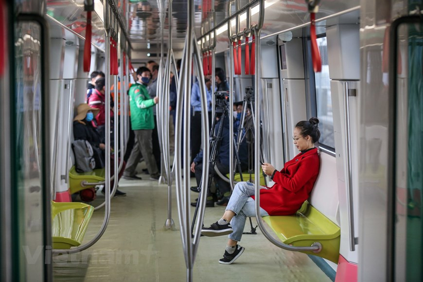 Selon le Comité de gestion, le projet de ligne ferroviaire urbain N° 3 utilise 10 trains. Ils sont conçus et fabriqués par le constructeur français Alstom. Ils fonctionnent en continu sur des voies ferrées à écartement standard (1.435 mm). Ils sont construits avec des matériaux en alliage d'aluminium légers, durables et respectueux de l'environnement. Ils sont conçus selon les dernières normes européennes avec un style luxueux, moderne, et recherché pour résister aux conditions climatiques extrêmes du Vietnam et notamment la mousson et répondre aux besoins des Vietnamiens. Selon le plan, le transport des trains au Vietnam sera achevé en juillet 2021. Photo: VietnamPlus