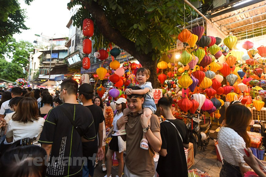 Alors que la Fête de la Mi-automne est originaire de Chine et est célébrée dans de nombreux pays asiatiques, la version vietnamienne a ses propres traditions et légendes. L’histoire la plus connue concerne un homme nommé Cuội qui s'est accroché à un banian magique alors qu'il flottait jusqu'à la lune. La légende veut ainsi que nous regardons attentivement la pleine lune, nous pourrons voir l'ombre d'un homme assis sous un arbre. Des enfants défilent avec des lanternes dans les rues la nuit de la Fête de la Mi-automne pour aider à éclairer le chemin vers la terre pour Cuội depuis la lune. Photo: VietnamPlus 