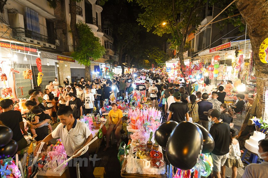 Aujourd’hui, tout en encourageant l’affection pour les enfants, la fête de la lune de la mi-automne promeut aussi l’éducation, la poésie, la danse, les arts et l’artisanat. Les familles vietnamiennes vivant à l’étranger aimeraient ramener leurs enfants dans leur pays au moment du festival de la pleine lune, l’un des plus importantes au Vietnam. Beaucoup d’entre elles organisent elles-mêmes leur célébration dans le pays où elles vivent pour rappeler aux enfants leurs origines et leur culture nationale. Au Vietnam, les touristes étrangers sont chaleureusement accueillis pour participer à ce festival si spécial. Photo: VietnamPlus 