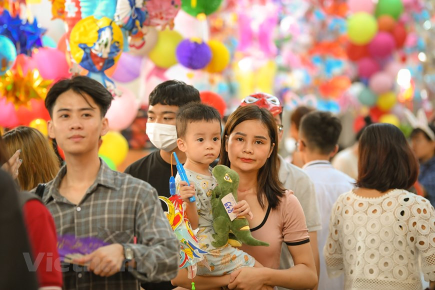 La Fête de mi-automne célèbre aussi la récolte, car de nombreux Vietnamiens vivent encore dans les zones rurales et travaillent comme agriculteurs. La Fête de la Mi-automne marque ainsi la fin du travail dans les champs et le retour auprès des êtres chers. La soirée de Mi-automne appelle donc à profiter de sa famille à contempler la pleine et magnifique lune tout en dégustant des petits morceaux “gâteau de lune” avec du thé, son compagnon privilégié. Depuis longtemps, offrir des gâteaux de lune à sa famille est une tradition bien ancrée dans la culture vietnamienne. Ce gâteau individuel, généralement rond voire carré est décoré de motifs en reliefs et est composé de deux parties. La première partie est la pâte et la deuxième est la farce. Il existe différent parfums mais les plus connus sont composés de graines de lotus et de pâte à de haricot rouge notamment. Au centre du gâteau on retrouve le jaune d’oeuf salé qui fait sa particularité. Photo: VietnamPlus 