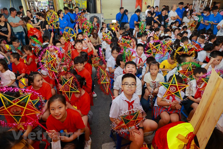 Des enfants attendent avec impatience l’atmosphère chaleureuse de la Fête de la Mi-automne. Aux yeux des enfants vietnamiens, la nuit de la pleine lune du 8e mois lunaire est une nuit miraculeuse. C'est pour eux l'occasion de recevoir des cadeaux, qui sont généralement des jouets traditionnels comme les lampions ("lồng đèn giấy), les lanternes en forme d'étoile ("đèn ông sao"), les docteurs en papier ("tiến sĩ giấy"), les masques en carton ("mặt nạ giấy"),… Parmi les jouets traditionnels destinés à la Fête de la Mi-automne, les lanternes en forme d'étoile sont peut-être le jouet le plus populaire. Les lanternes sont faites de bambou, de papier cellophane et de troncs de jute. Photo: VietnamPlus