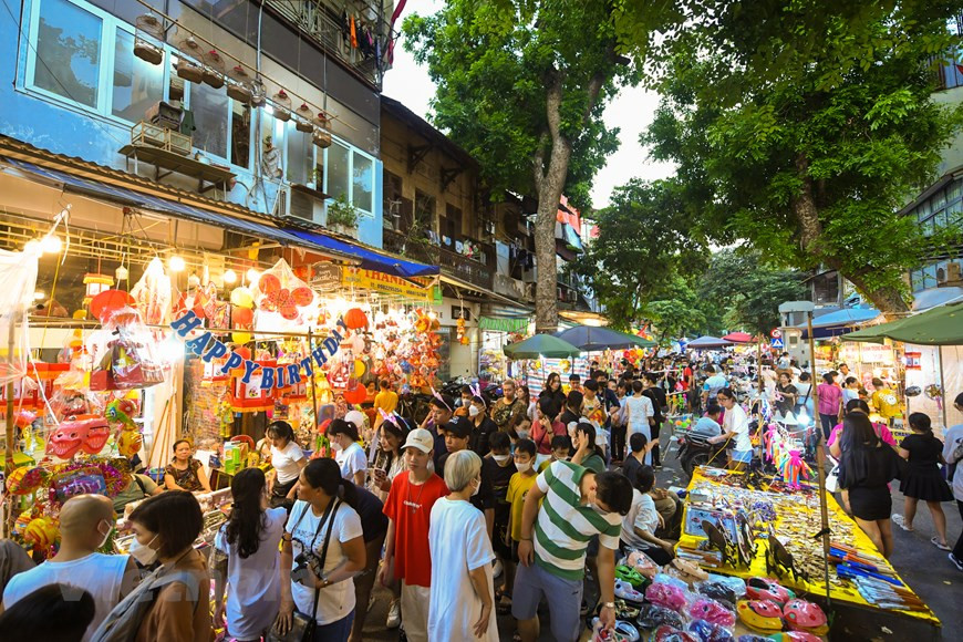 Le Vieux quartier de Hanoï est une destination familière pour les habitants de la capitale, encore plus pendant la fête de la pleine lune. Quelques jours avant le jour de la Fête, les tambours se font entendre dans les quartiers résidentiels où s’animent joyeusement les spectacles de danse de la licorne. Bien qu’elle soit moins présente de nos jours, cette activité reste l’un des symboles et l’un des moments les plus attendus de la Fête. De la ville jusqu’à la campagne, s’installe alors en plein air le théâtre d’un groupe de danse de licorne. L’audience ne manque jamais de donner aux danseurs l’argent de la chance (« Li Xi », donnée dans une enveloppe). Photo: VietnamPlus 