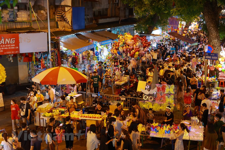 La Mi-automne ("Trung thu" en vietnamien), qui a lieu chaque année au 15e jour du 8e mois lunaire, est l'une des principales fêtes des Vietnamiens, et spécialement des enfants. Ce jour-là, la pleine lune, qui est la plus ronde et la plus lumineuse de l'année, symbolise l'unité de la famille et le rassemblement. Traditionnellement, les membres de chaque famille se réunissent pour profiter ensemble du festival. Cette année, la Fête de la Mi-automne a été célébrée le 10 septembre. De nombreux habitants de la capitale ont afflué pour l’occasion dans le Vieux quartier de Hanoï, - notamment dans les rues de Hang Ma et de Hang Luoc -, pour se promener et faire du shopping. Photo: VietnamPlus