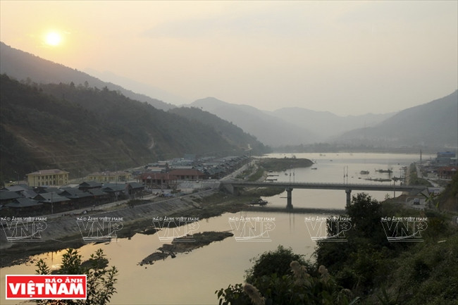 Un hameau de réinstallation dans le bourg du district de Muong Tè, où cohabitent les Thaï et les La Hu. Photo: VNA