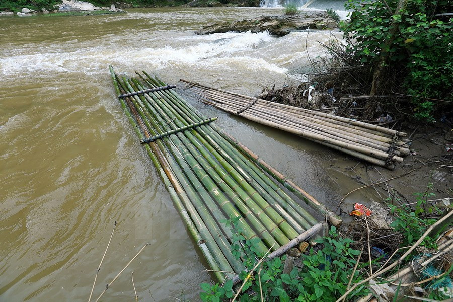 Des radeaux de bambou, l'unique moyen pour traverser la rivière. Photo: VNA