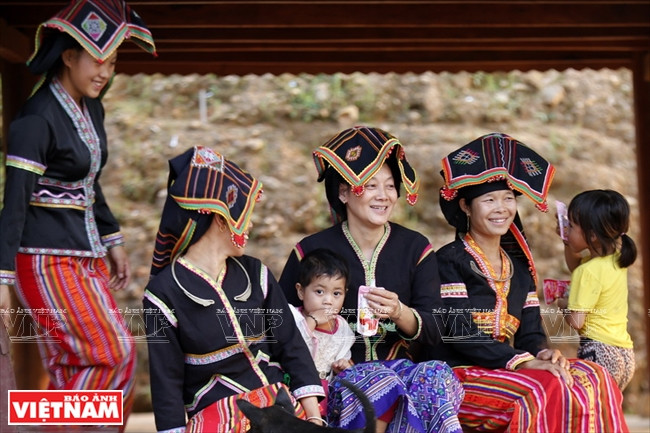 Des femmes de l’ethnie Công dans la commune Nâm Khao en costume traditionnel. Photo: VNA