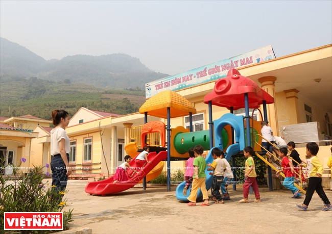 Avant 2007, pour suivre l’enseignement secondaire dans le bourg de Muong Tè, les élèves La Hu devaient parcourir 30km de pistes de montagne, c’est pourquoi la plupart devaient abandonner leurs études. En 2015, l'école secondaire de Boum To a été construite, le taux de scolarisation secondaire dans la commune est désormais de plus de 90%. Photo: VNA
