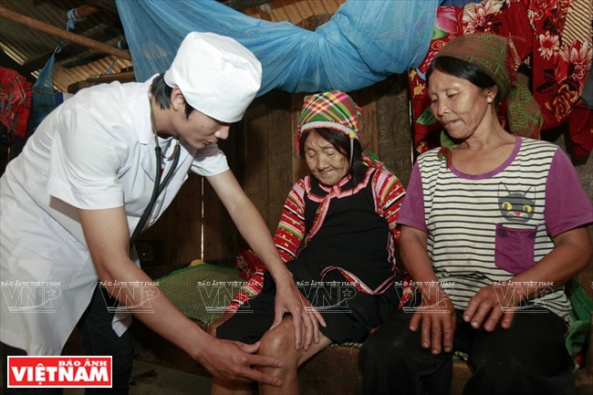 Examen de santé périodique pour Phùng Phi Mù (96 ans), de l’ethnie La Hu, dans le hameau de Phin Kho, commune de Boum To. Photo: VNA