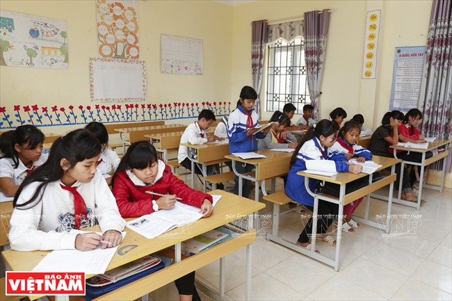 Avant 2007, pour suivre l’enseignement secondaire dans le bourg de Muong Tè, les élèves La Hu devaient parcourir 30km de pistes de montagne, c’est pourquoi la plupart devaient abandonner leurs études. En 2015, l'école secondaire de Boum To a été construite, le taux de scolarisation secondaire dans la commune est désormais de plus de 90%. Photo: VNA