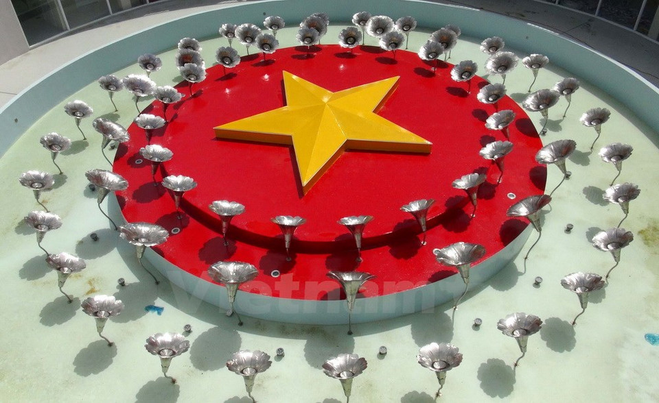 64 fleurs symbolisant les 64 soldats vietnamiens qui ont sacrifié leur vie pour protéger le drapeau national sur le récif de Gac Ma. Photo: VNA