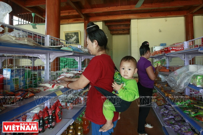 Les Công de la commune de Nâm Khao achètent de la nourriture. Photo: VNA
