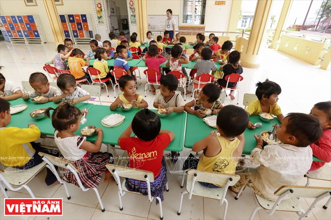 Déjeuner des enfants Công de l’école maternelle de la commune de Nâm Khao, soutenu par le projet «de développement socioéconomique dans la zone des ethnies Công, Mang, La Hu et Co Lao pour la période 2011 – 2020». Photo: VNA