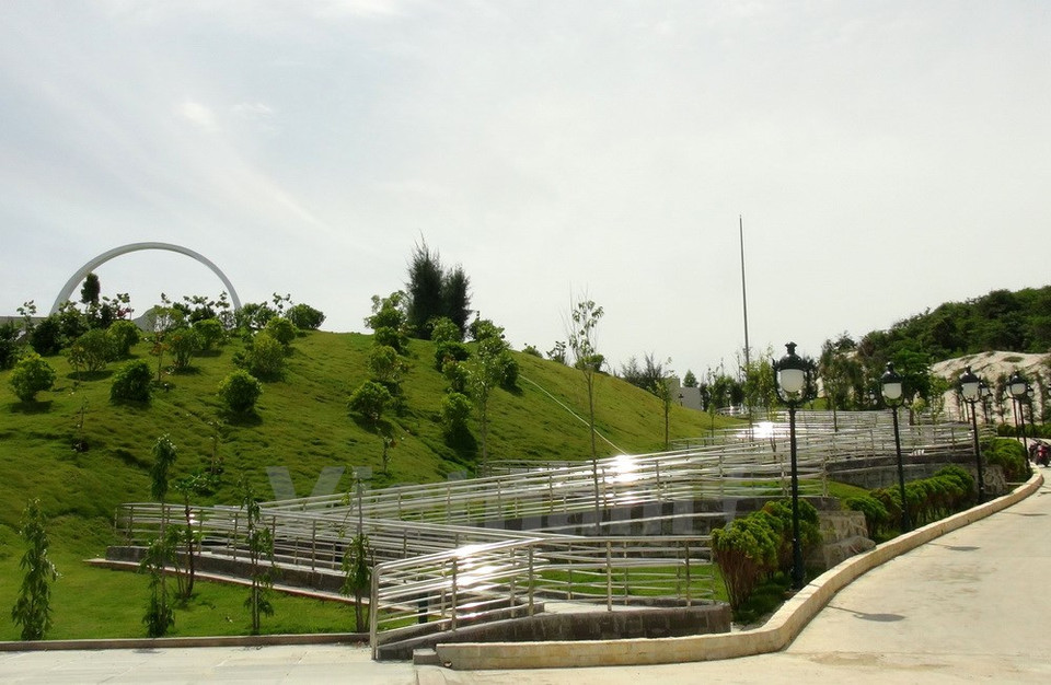 Une piste spécialement conçue pour permettre aux handicapés de visiter le mémorial. Photo: VNA