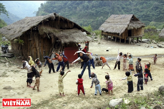Une classe maternelle de l’ethnie Mang dans le hameau de Nâm Lo en 2007. À ce moment-là, l'ensemble du système scolaire de Nâm Ban était encore en construction, d’où la toiture en feuilles. Photo: VNA