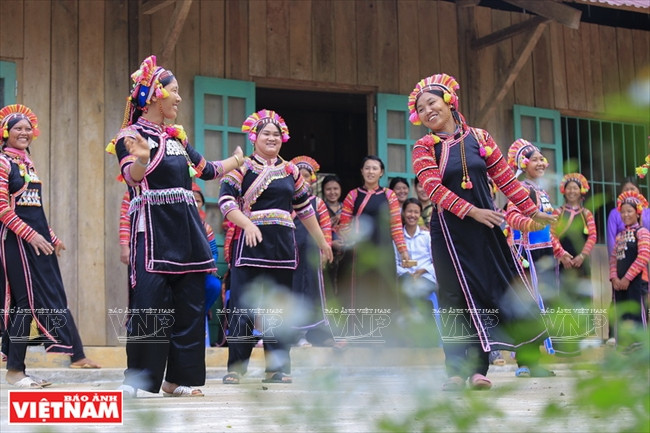 Entraînement (danse du tambour) de la troupe d’art folklorique des La Hu à Boum To. Photo: VNA Il y a seulement cinq ans, les habitants des minorités ethniques La Hu, Công et Mang, qui vivent sur le cours amont de la rivière Dà (rivière Noire), dans les districts de Muong Tè et de Nâm Nhùn, province de Laï Châu, menaient une vie nomade précaire et souffraient de disette chronique. Maintenant, leur vie est stable grâce aux politiques de soutien de l'État et à leur mise en œuvre rapide par les autorités de Laï Châu. -VNA