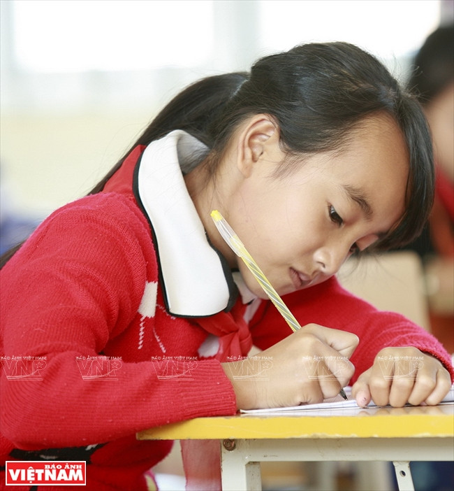 Ly Co Co, de l’ethnie La Hu, élève de 5e classe de l’école secondaire Boum To, année scolaire 2016-2017,a remporté un premier prix en mathématiques. Photo: VNA