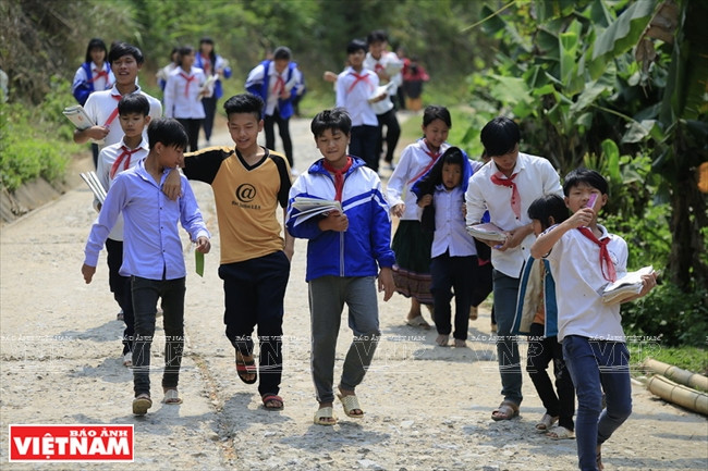 Des élèves de La Hu à Boum To après la classe. Photo: VNA