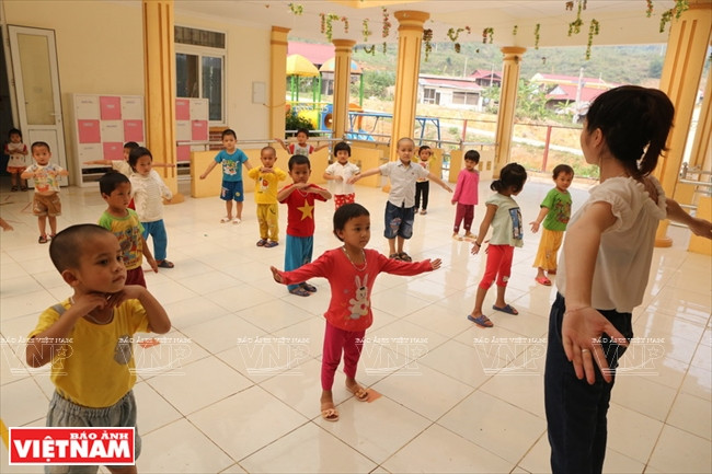 Cours de gymnastique à l’école maternelle de la commune de Nâm Khao. Photo: VNA