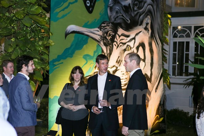 Le Prince William à côté d'une peinture d’animaux de Tran Tien Dung et de Samuel Murdorch (Britannique).