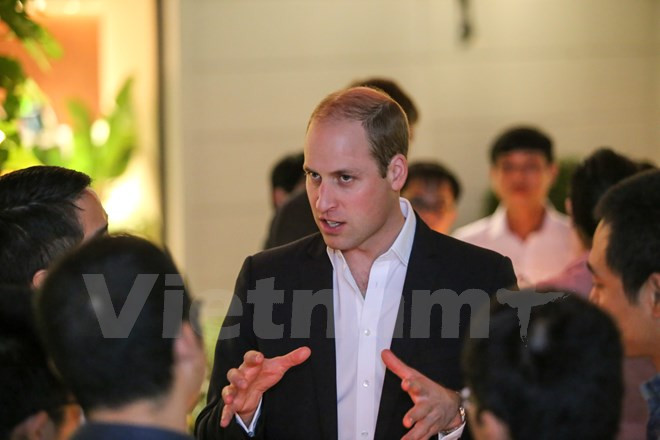 …et avec d’anciens étudiants vietnamiens au Royaume-Uni, sur des questions sociales.