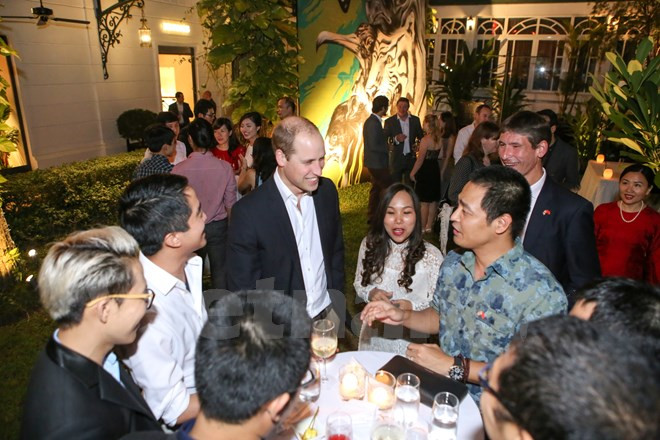 Le prince parle avec des jeunes dont le MC Phan Anh, la réalisatrice Nguyen Hoang Diep, et le styliste Thuy Nguyen,..