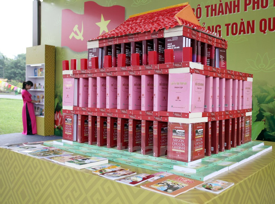 Les livres sur le thème "Parti-Oncle Ho" de l'Edition "Politique nationale-Vérité". 