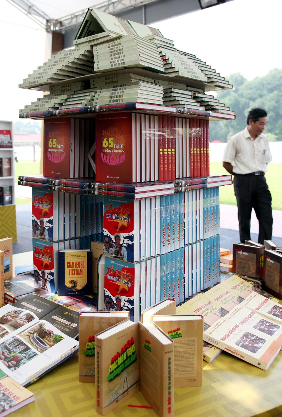 Les livres sur le thème "Hanoi-capitale civilisée, héroïque et pour la paix" de l'Edition Hanoi.