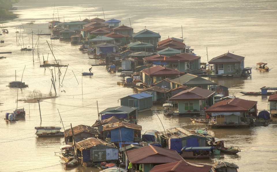 Maisons flottantes du village de pêcheurs. Photo: VNA