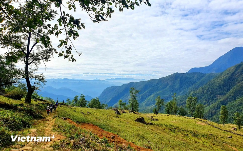 Lorsqu’on évoque le Nord-Ouest, on pense immédiatement à des montagnes majestueuses et des cols couverts de nuages, créant un paysage extrêmement attractif. Photo: VNA