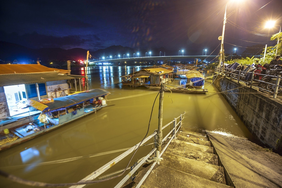 Maisons flottantes du village de pêcheurs. Au loin, le pont Hoa Binh 3. Photo: VNA