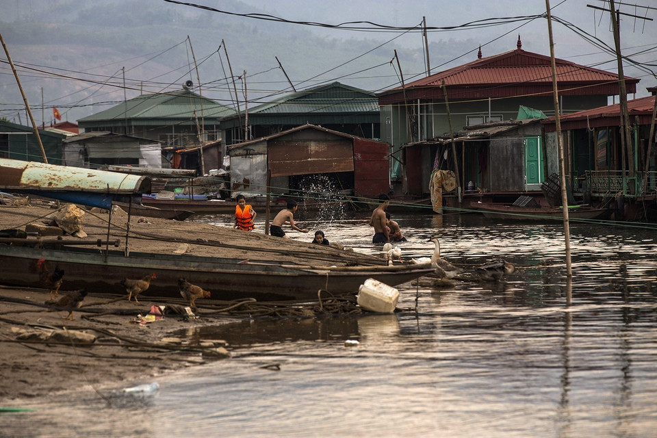 Des enfants du village de pêcheurs s'amusent dans la rivière Da. Photo: VNA