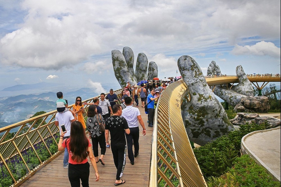 Ce pont à 8 travées mesure 12,8m de largeur et 150m de longueur.