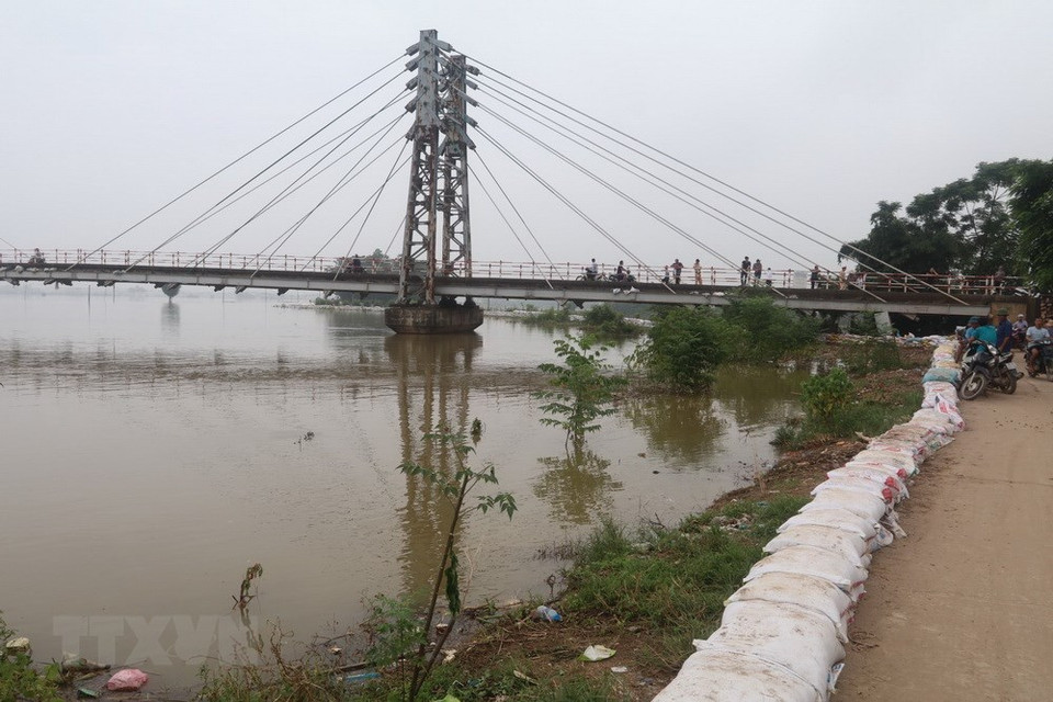 L’eau des rivières Tich et Bui traversant le district de Chuong My est au plus haut niveau jamais vu.