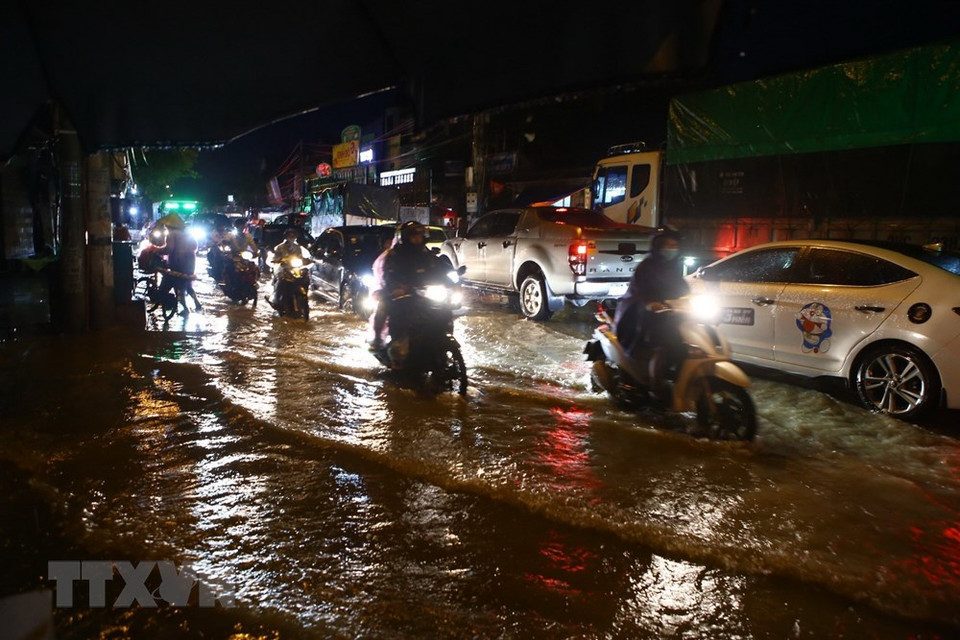 ...une partie de l’autoroute No6 traversant le quartier de Yen Nghia, arrondissement de Ha Dong.