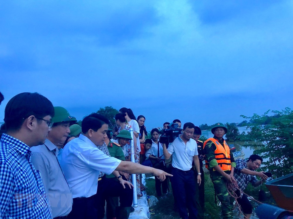 Le président du comité populaire de Hanoï, Nguyen Duc Chung (3e de gauche) est venu examiner les travaux de renforcement de digues dans le district de Chuong My