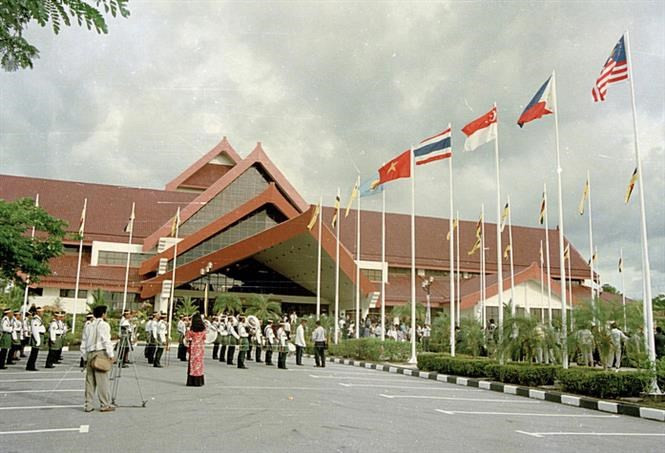 Le drapeau national du Vietnam flotte aux côtés de ceux des pays de l'ASEAN à Bandar Seri Begawan, au Brunei, lors de la cérémonie d'adhésion du Vietnam à l'Association, le 28 juillet 1995.