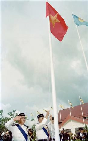 Le 28 juillet 1995, le drapeau rouge à l'étoile jaune à cinq branches du Vietnam a été hissé à Bandar Seri Begawan, capitale du Brunei, marquant l'adhération de la République socialiste du Vietnam dans l'ASEAN.