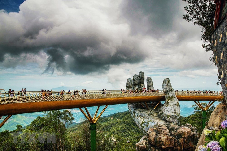 Ce pont captive les touristes avec son aspect saisissant, la structure du pont étant tenue par deux mains géantes. Perché à 1.400m d’altitude et d’une longueur de 150m, le Golden Bridge est considéré par tous comme une œuvre architecturale spectaculaire. 