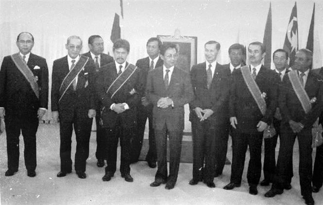 L'Association des nations de l'Asie du Sud-Est (ASEAN) a été créée le 8 août 1967 avec cinq membres: l'Indonésie, la Malaisie, les Philippines, Singapour et la Thaïlande. 