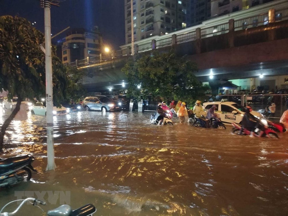 ...la rue de Minh Khai...