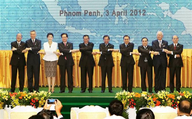 Le Premier ministre Nguyen Tan Dung (4e de gauche) à la cérémonie d'ouverture du 20è Sommet de l'ASEAN, à Phnom Penh, au Cambodge.