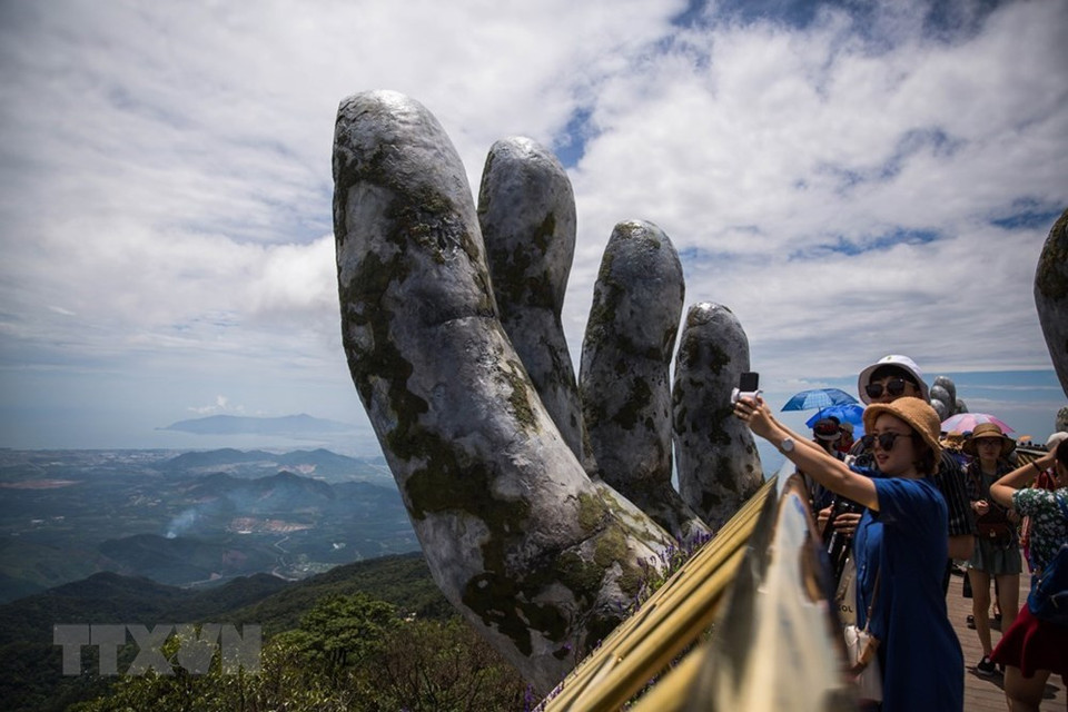 Le pont d’Or (Golden Bridge ou Câu Vàng en vietnamien), dans la zone touristique Bà Nà Hills, à Da Nang (Centre), vient d’être désigné comme l'un des ponts piéton les plus impressionnants au monde par le quotidien britannique The Guardian .