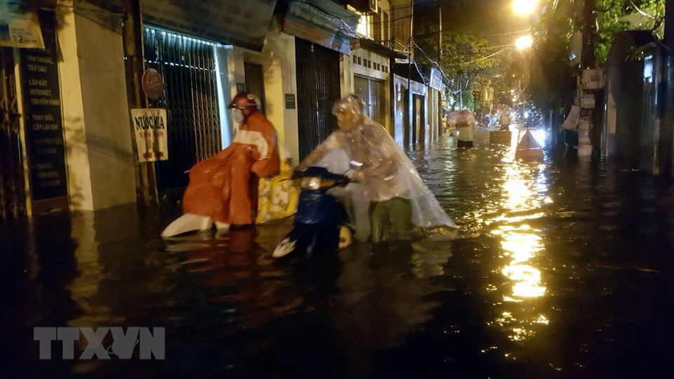 L’eau a envahi plusieurs rues du centre-ville comme la rue Nguyen Chinh, arrondissement de Hoang Mai 