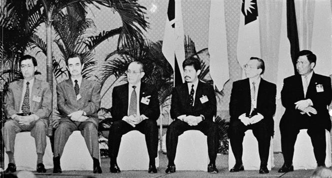 Des représentants des cinq pays fondateurs de l'ASEAN